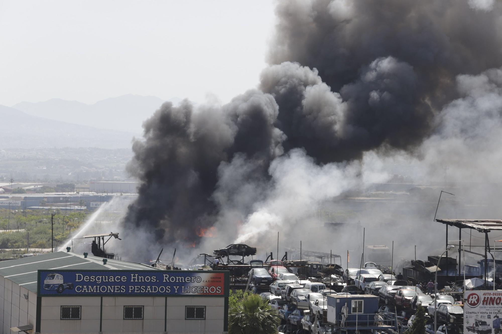 Imágenes del incendio de un desguace en Los Asperones