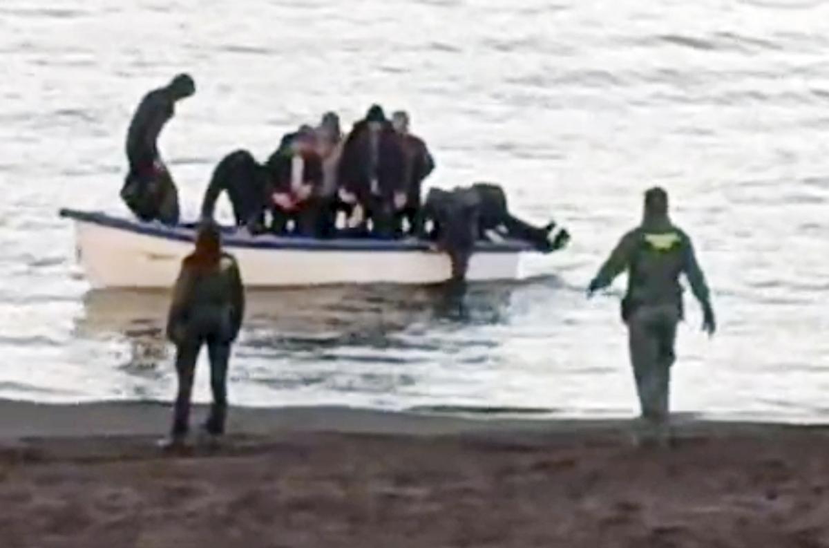 Llegada de una embarcación con inmigrantes a la costa murciana