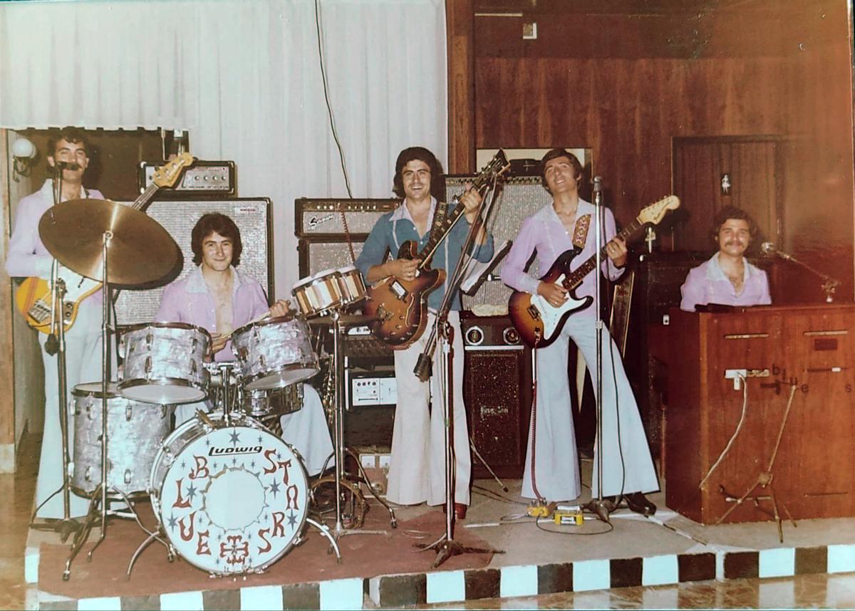 El grupo Blue Stars con pantalones de pata de elefante (1971)