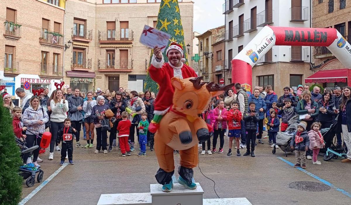 Javier Vals, premiado por su original disfraz de Papá Noel con su reno.