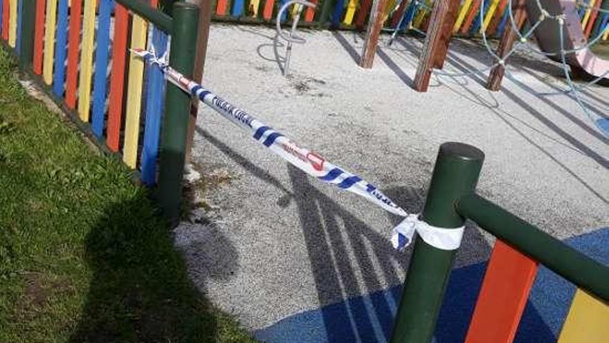 Precinto en el parque infantil de Abelendo. // G.N.