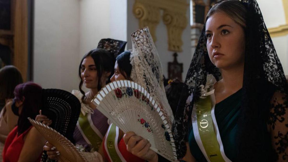 La Virgen de las Nieves, entre flores y abanicos, vuelve a la calle