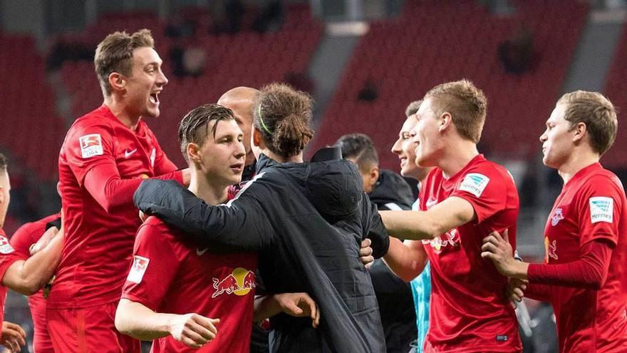 Los jugadores del Leipzig celebran su victoria en Leverkusen.