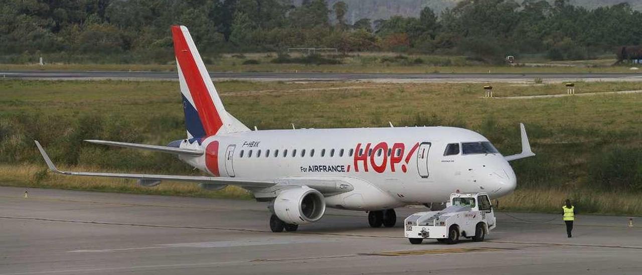 Un avión de Air France en la pista de Peinador antes de que la aerolínea abandonara la ruta Vigo-París en 2015. // FdV