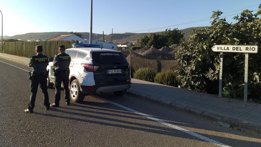 Agentes de la Guardia Civil durante un servicio en Villa del Río.