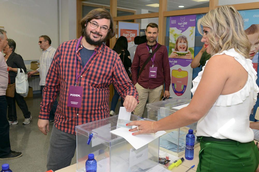 Paco Albalat (Podemos) vota en Paiporta.