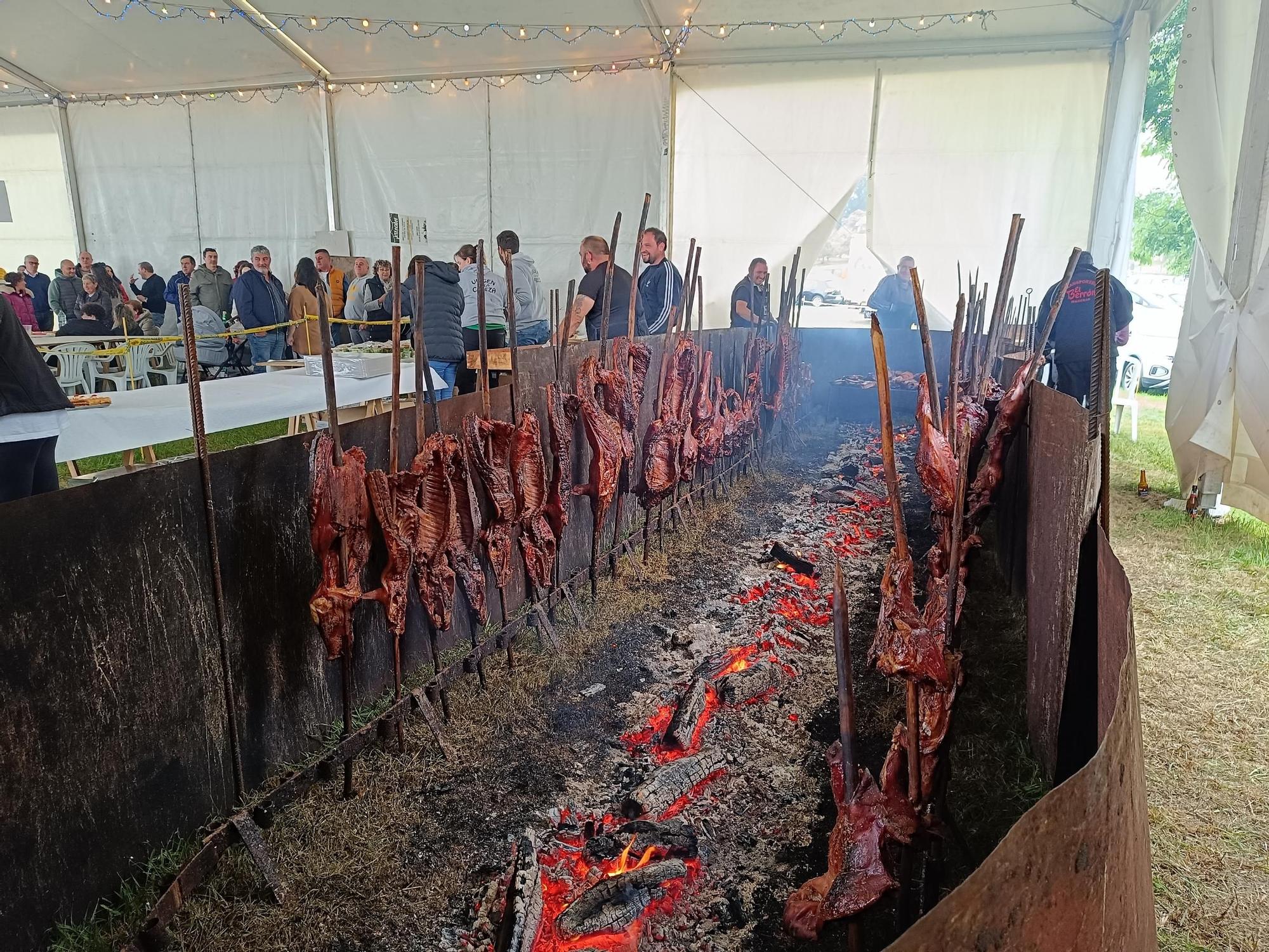 Compartiendo mesa y mantel en las fiestas de Meres, en Siero