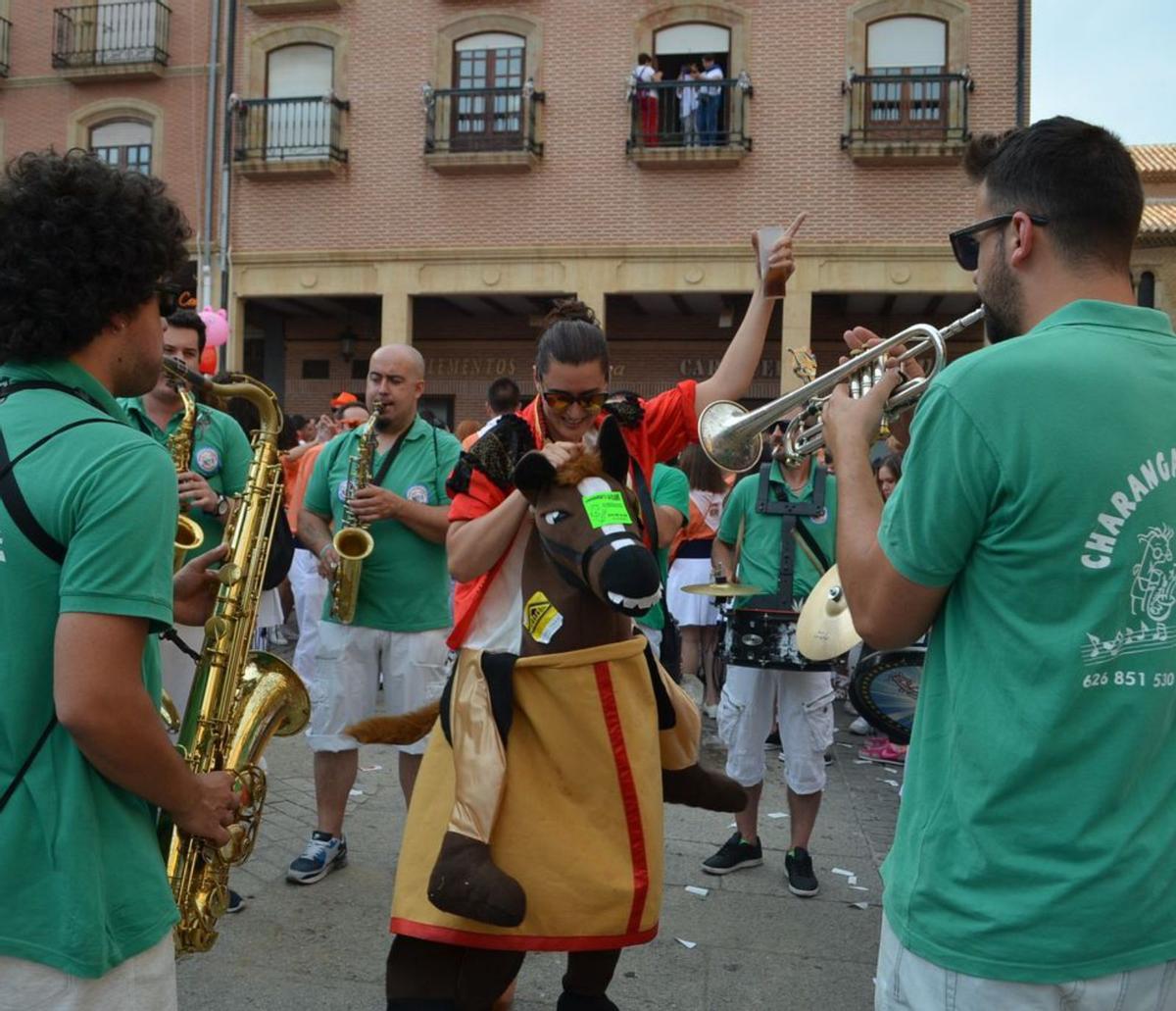 Una charanga durante las Fiestas del Toro de una edición pasada. | E. P.