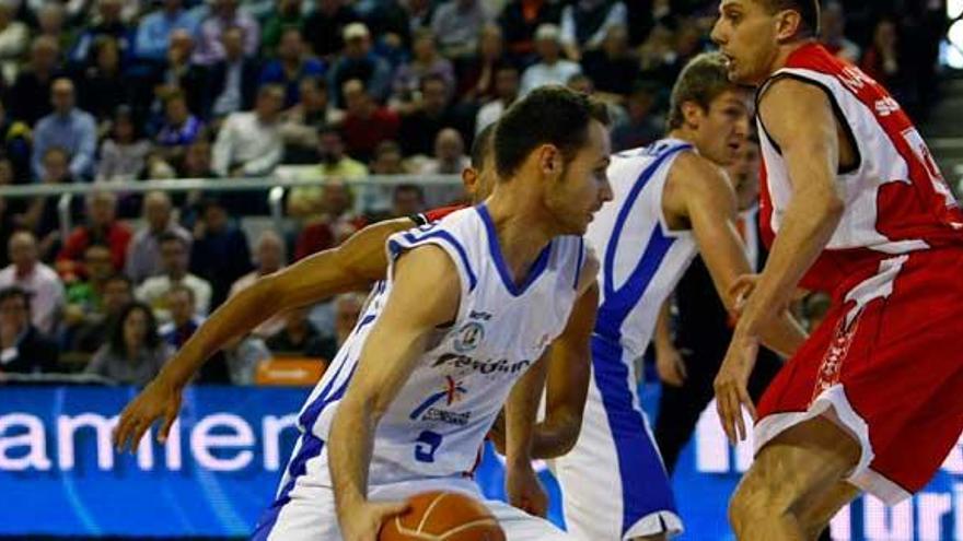 un momento del partido de la primera vuelta que enfrentó en el Centro de Tecnificación al Meridiano y al Manresa