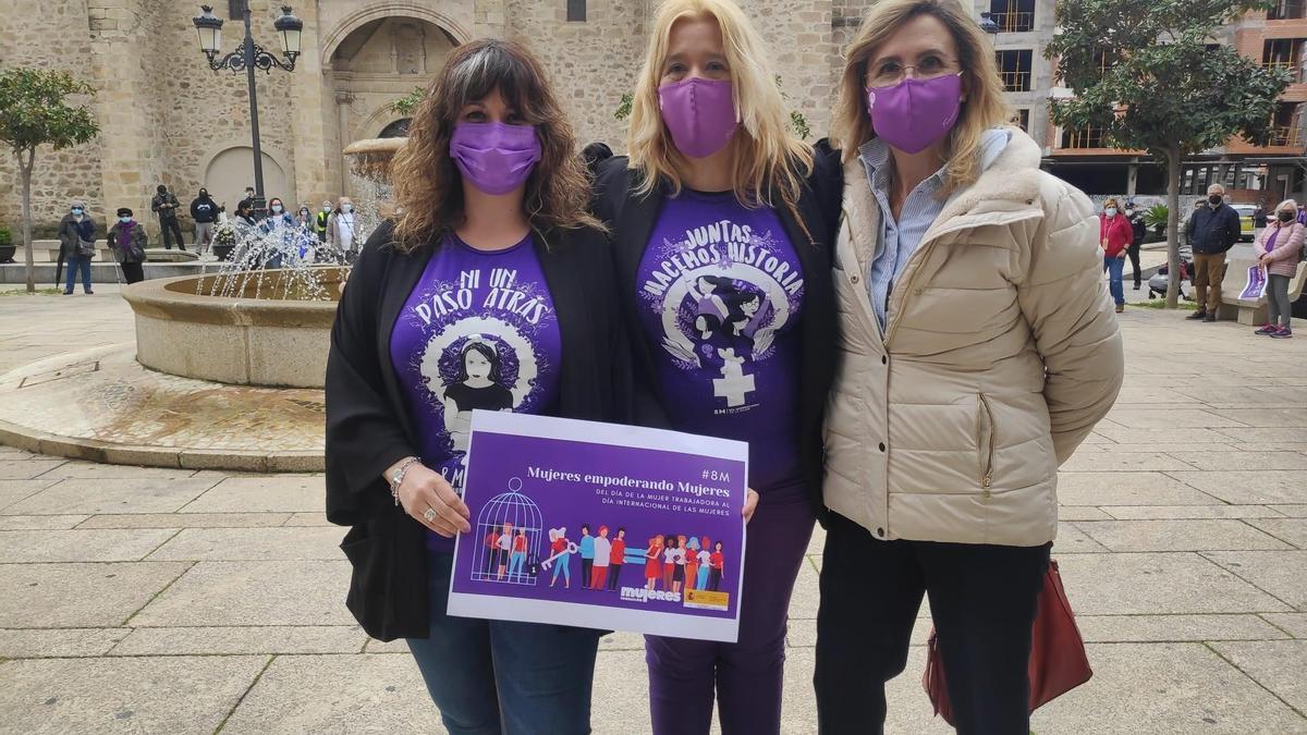 La alcaldesa de Navalmoral, a la izquierda, durante un acto dedicado a las mujeres, recientemente.