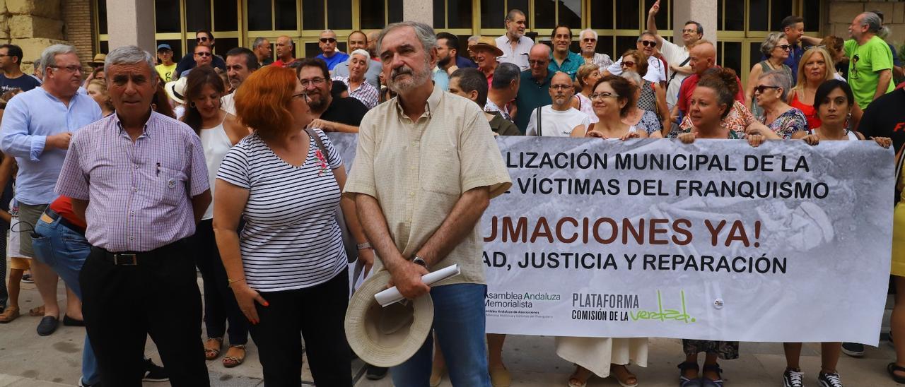 José Esteban Garrido, María del Mar García y Luis Naranjo, junto a decenas de manifestantes, en la concentración frente al Ayuntamiento de Córdoba.