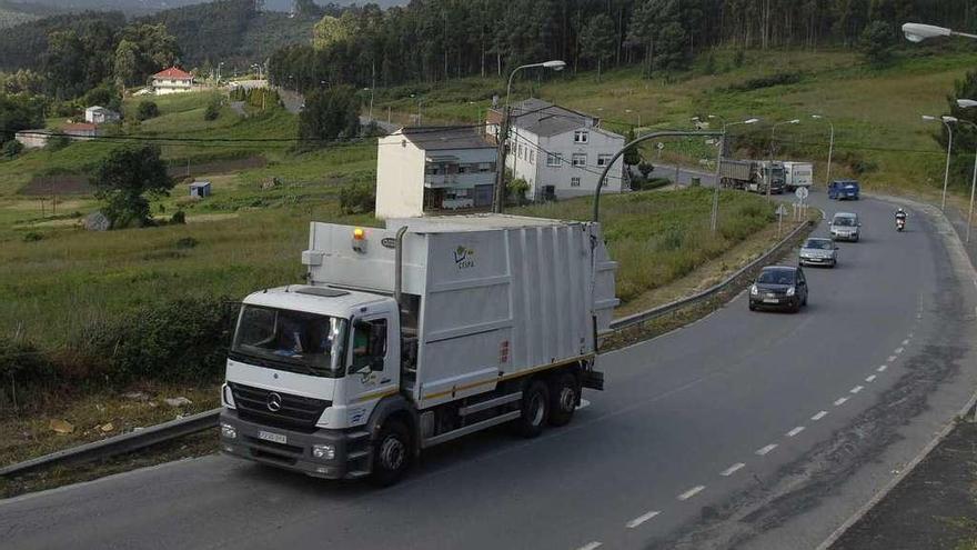 Un camión de basura recorre la carretera de Pastoriza.