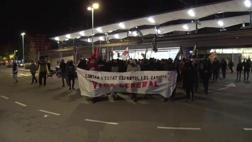 Els Mossos dispersen a Girona un piquet de CDR de l'estació de l'AVE i Hisenda