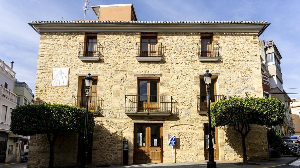Imagen tomada este miércoles del exterior del edificio de turismo en la Font d'en Carròs