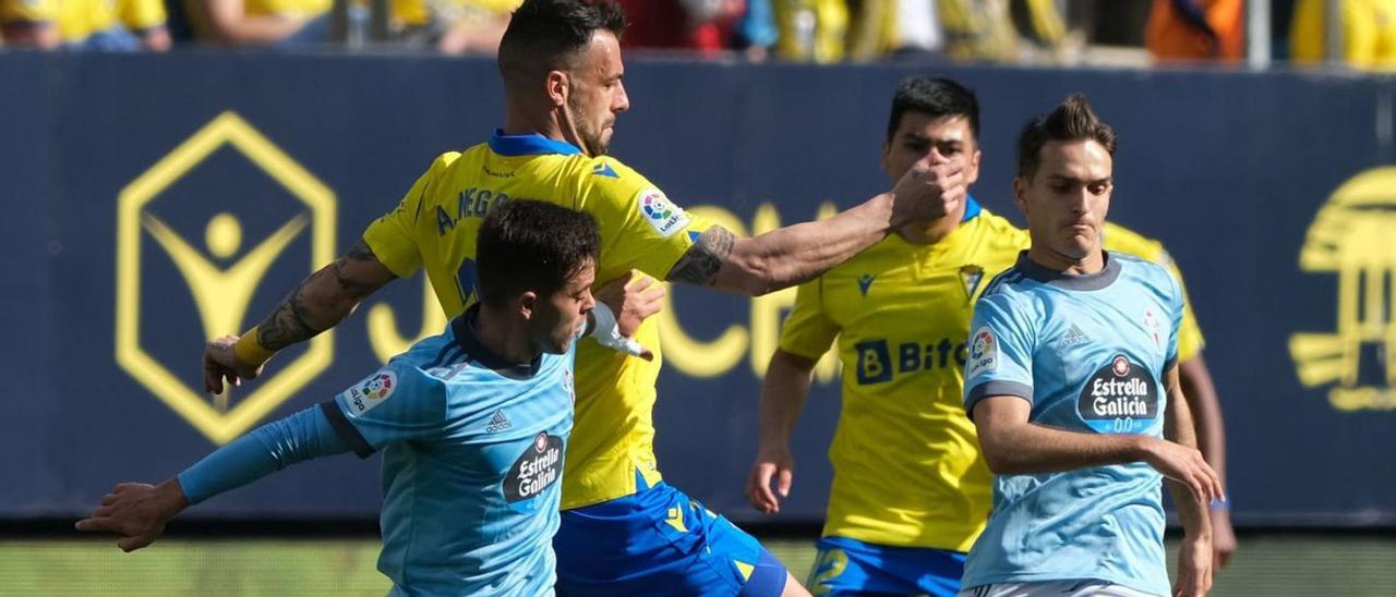 Fran Beltrán y Denis Suárez disputan un balón a Álvaro Negredo, del Cádiz, en el Nuevo Mirandilla. // LOF