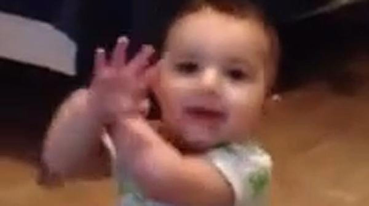 Bebè de 7 mesos ballant el ’Gangnam style’.