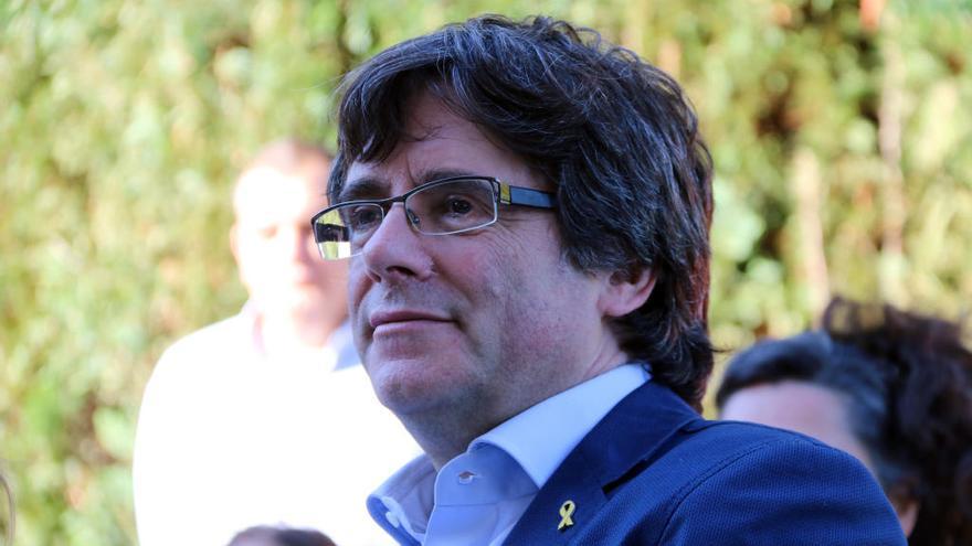 Puigdemont, mirant la Diada per televisió