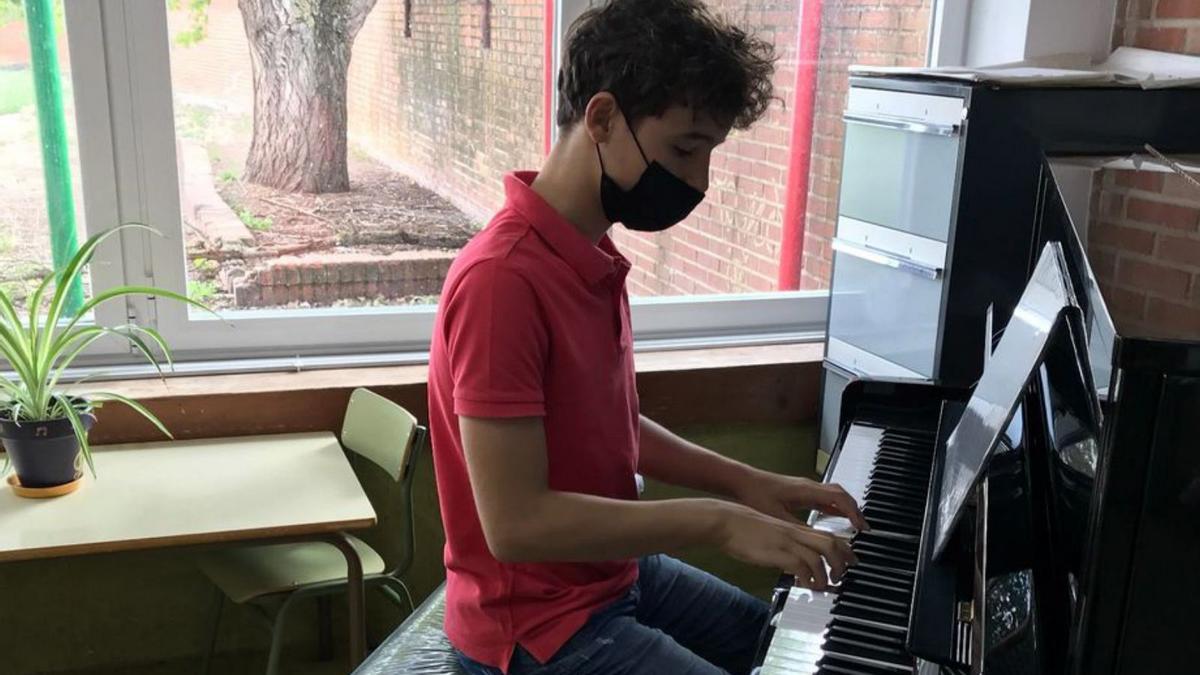 Un alumno, tocando el piano durante su audición individual. | Cedida