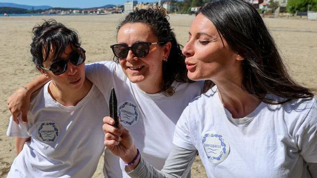 Las componentes de Limpiarousa desean que los tarugos dejen de ser un residuo marino. |  I. Abella