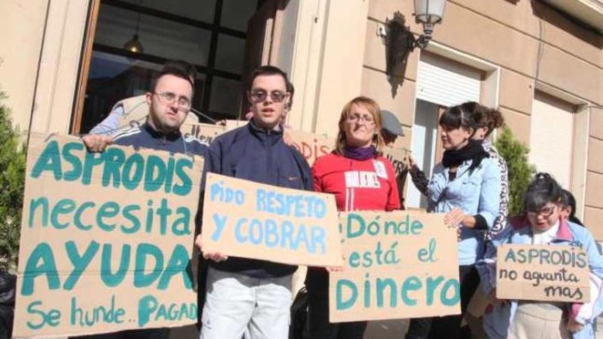 Trabajadores y usuarios de Asprodis, ayer durante su protesta diaria en el Ayuntamiento.