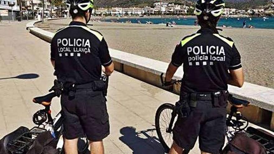 Dos agents de la Policia Local de Llançà sobre una bicicleta.