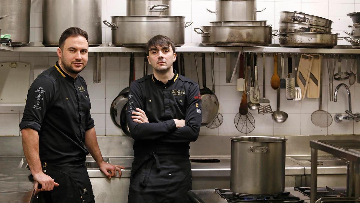 Arnau Casadevall (a l'esquerra) i Isidre Soler a la cuina del restaurant Divinum de Girona.
