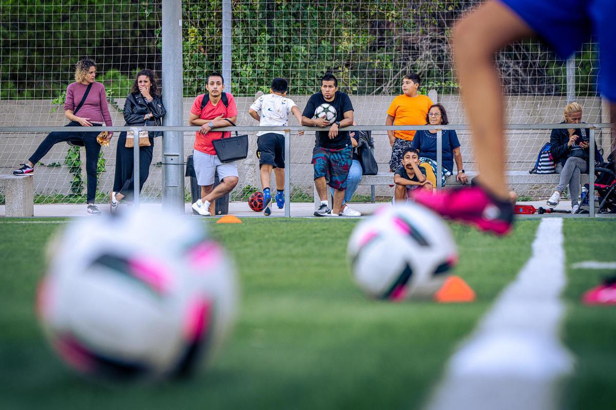 Padres viendo a sus hijas entrenar en el Sant Ildefons