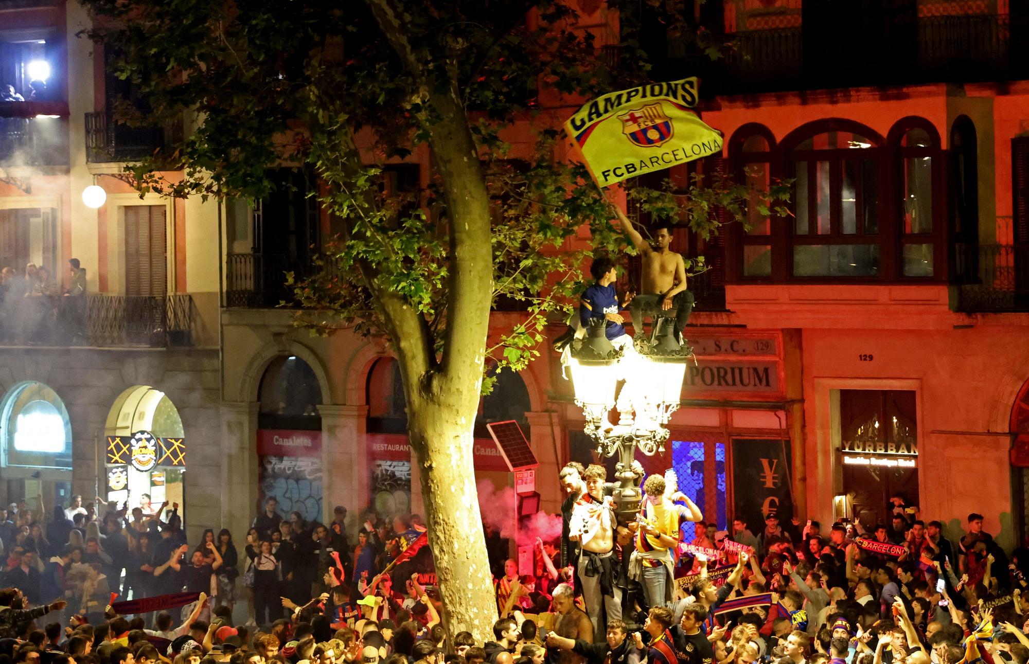 GALERIA | Els aficionats del Barça tornen a Canaletes per celebrar la Lliga