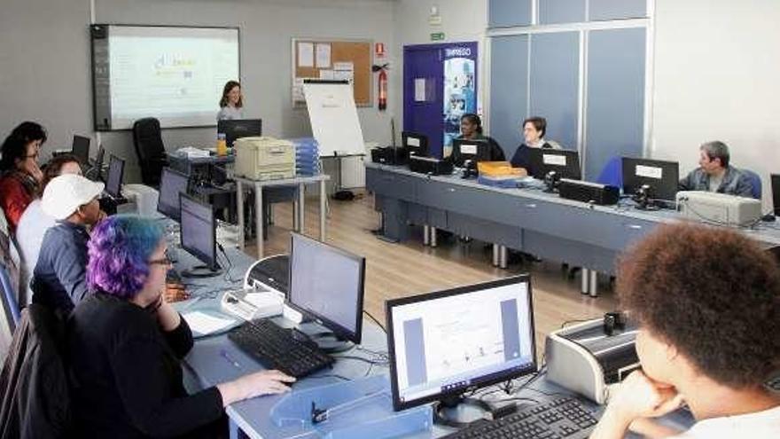 Asistentes al curso de búsqueda de empleo de mujeres.