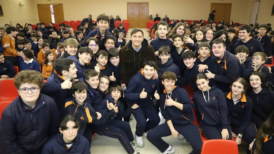 Carracedo emociona a los alumnos del Colegio Divina Pastora con su testimonio de fe