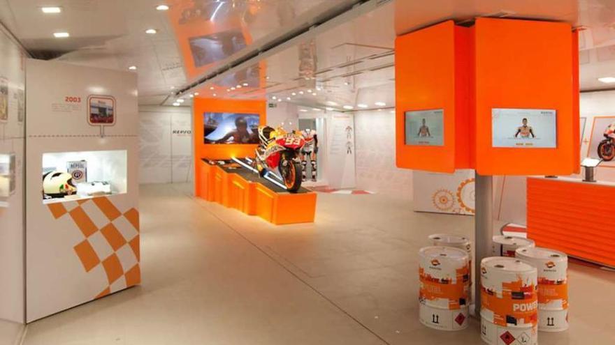 Vista general de la exposición que muestra la historia de Repsol y su vinculación con el deporte.