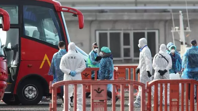 Así ha sido el desembarco de los pasajeros españoles del crucero MV Hondius