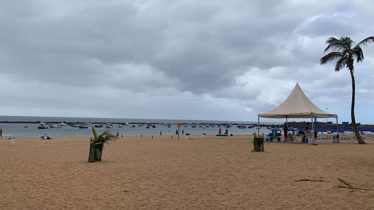Imagen de la capitalina playa de las Teresitas, ayer, prácticamente vacía