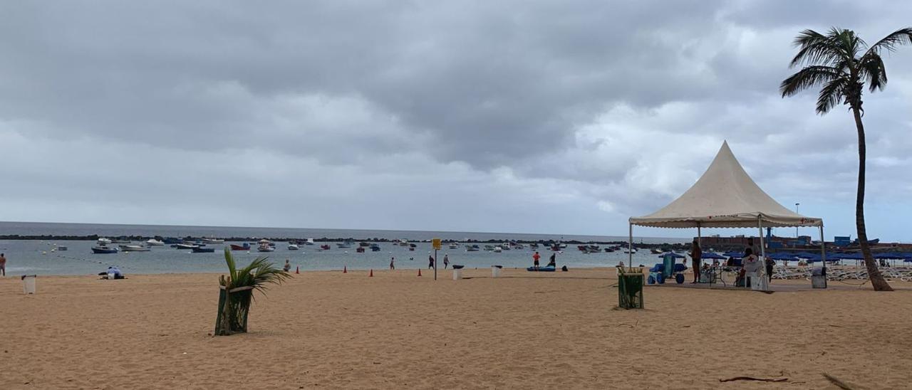 Imagen de la capitalina playa de las Teresitas, ayer, prácticamente vacía