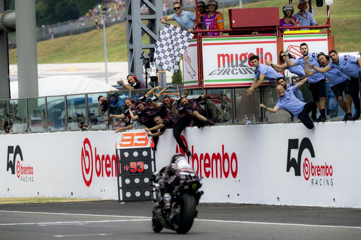 Los equipos de Marc y Àlex Márquez se cuelgan del muro de Mugello para recibir triunfadores a los hermanos.