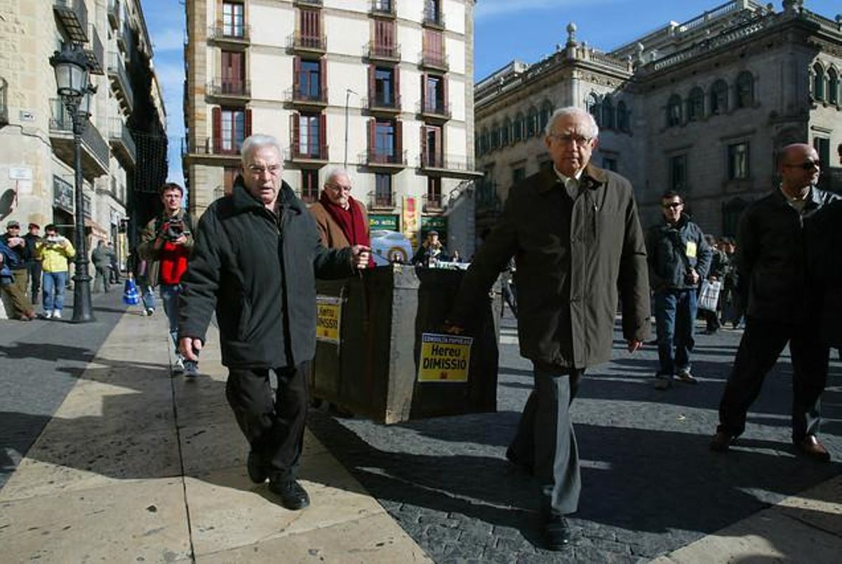 Les firmes contra el traçat de l’AVE per a la Sagrada Família arriben a la plaça de Sant de Jaume el 2008.