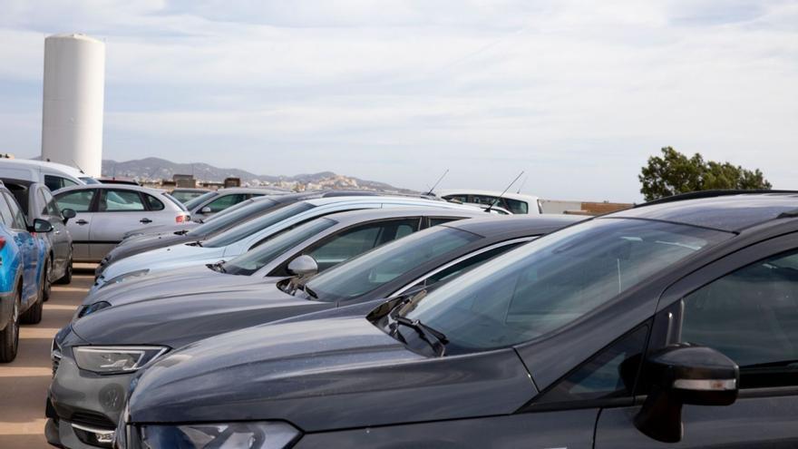 Depósito de vehículos del Consell con los taxis pirata inmovilizadas entre enero y octubre de 2023. | CE