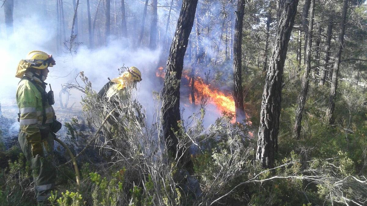 Trabajos de extinción de un incendio en la sierra de Enguera.