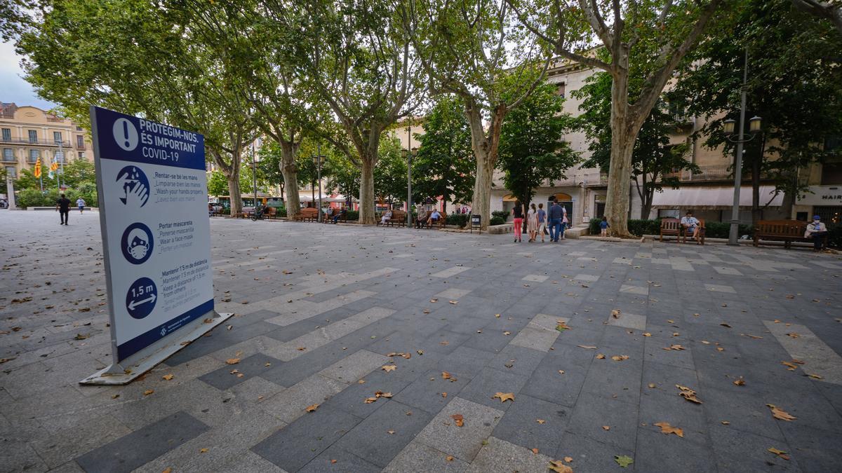 La Rambla de Figueres amb un rètol preventiu sobre la Covid