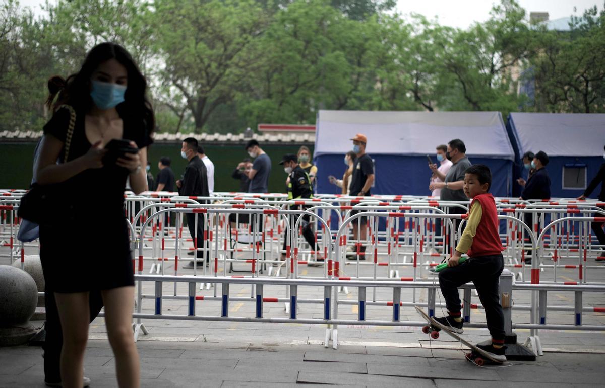 Cola de gente en Pekín para someterse a un test de coronavirus.
