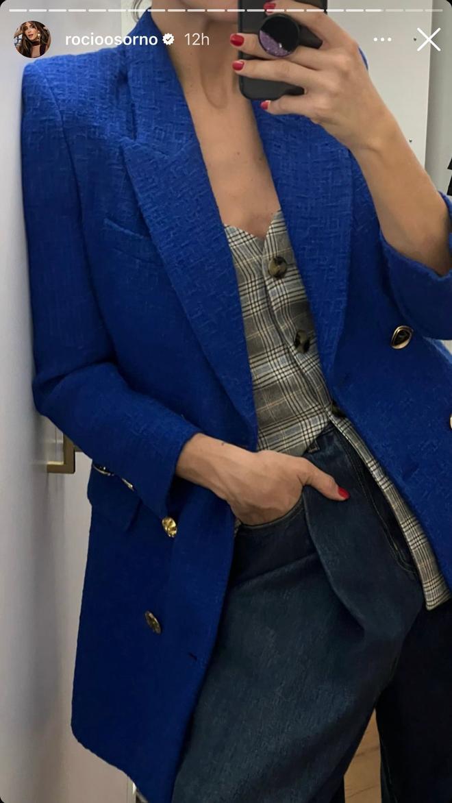 Rocío Osorno con 'blazer' estructurada en azul de Zara