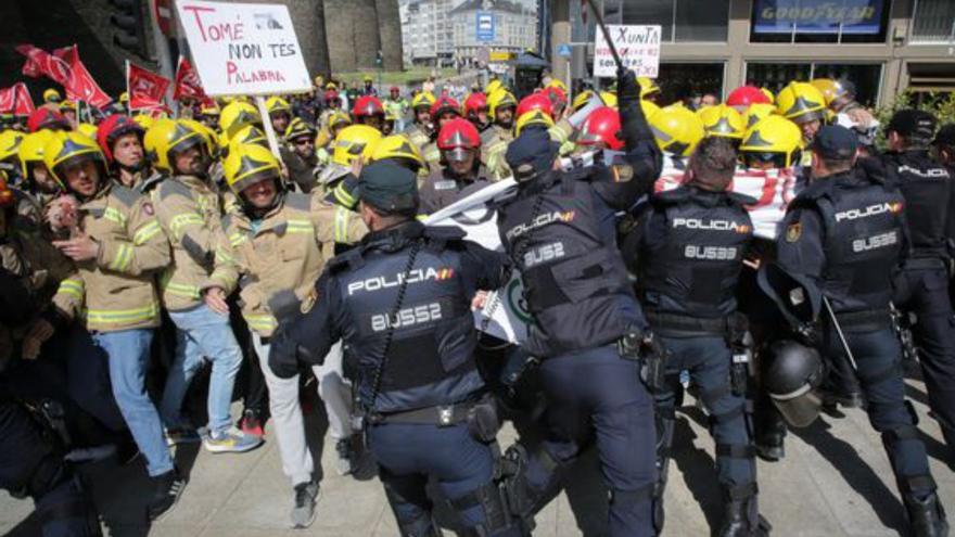 Cargas policiales en la protesta en Lugo de bomberos de los consorcios provinciales