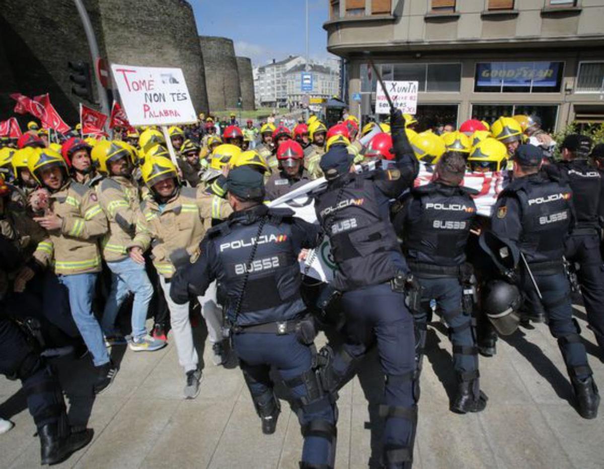 Cargas policiales en la protesta en Lugo de bomberos de los consorcios