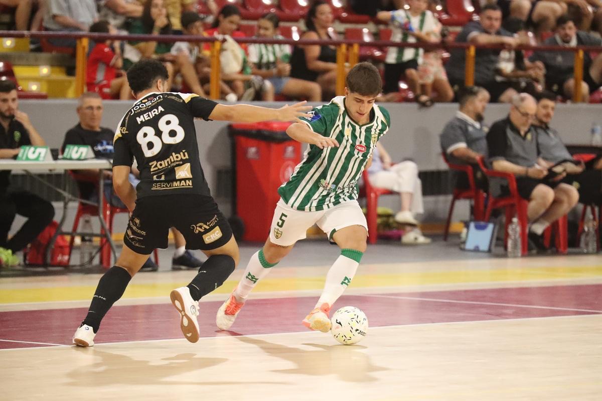 Faly realiza un regate durante el partido del Córdoba Patrimonio.