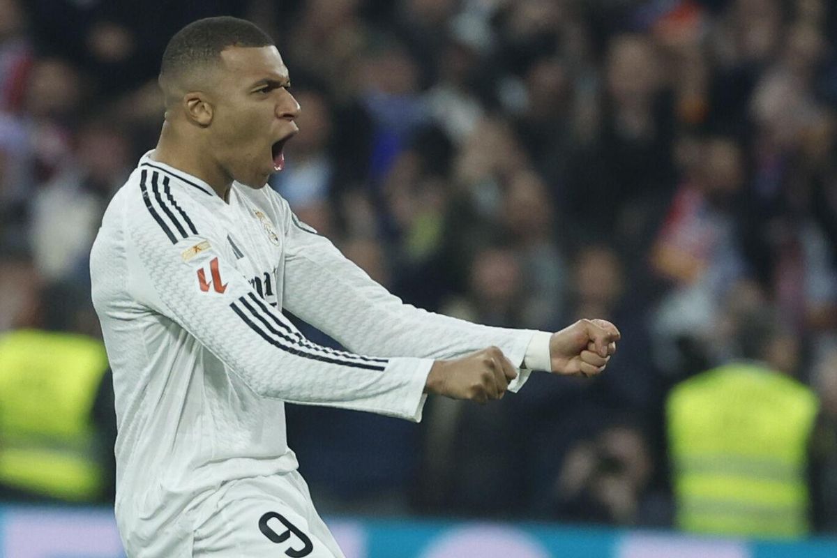 MADRID, 08/02/2025.- El delantero del Real Madrid Kylian Mbappé celebra tras anotar el 1-1 del empate durante el partido de la jornada 23 de LaLiga de fútbol que Real Madrid y Atlético de Madrid disputan este sábado en el estadio Santiago Bernabéu. EFE/ Juanjo Martin