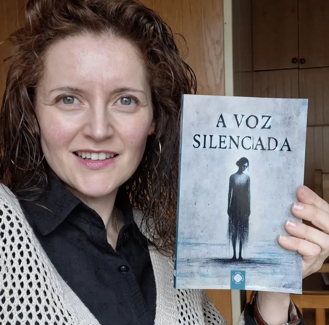 Guadalupe Vázquez co seu libro 'A voz silenciada'