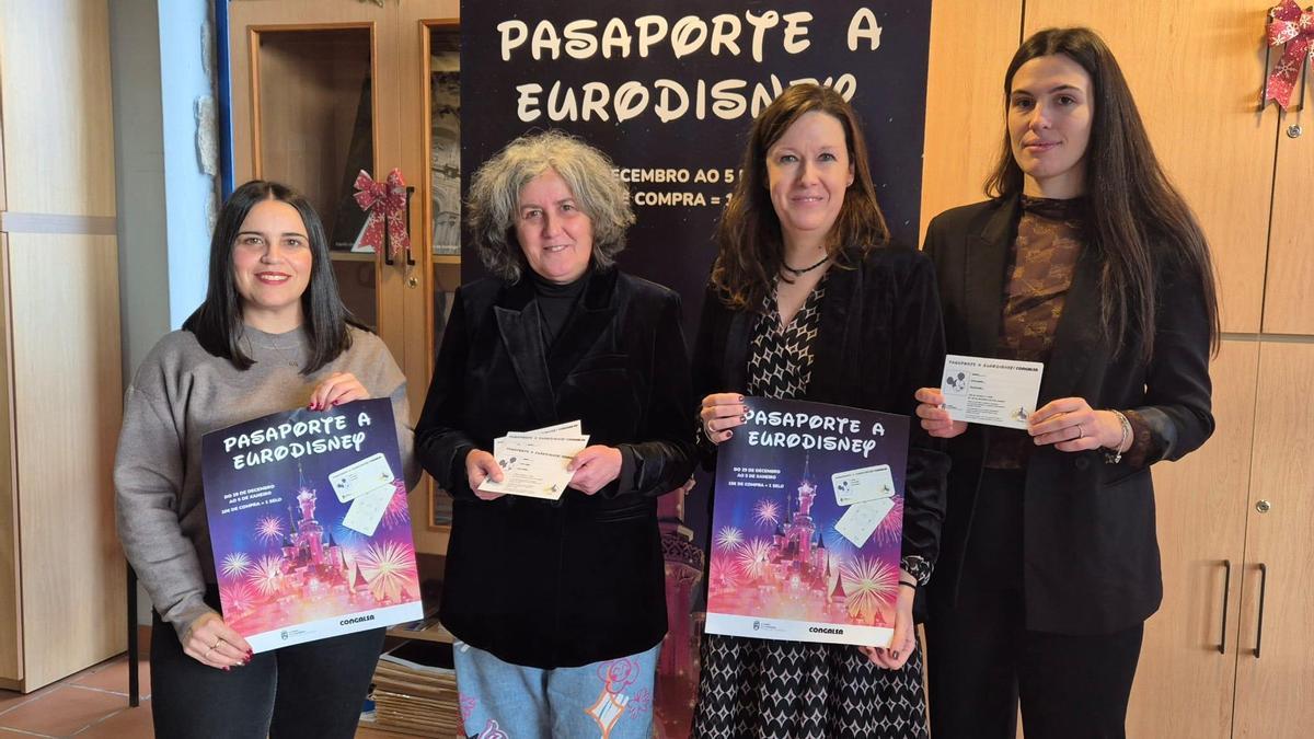 Amparo Cerecedo, segunda por la izqda., e Isabel Cañas, en la presentación del sorteo.