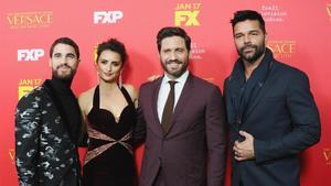 De izquierda a derecha: los actores Darren Criss, Penélope Cruz, Édgar Ramírez y Ricky Martin en la premiere de la serie celebrada este lunes en Hollywood.