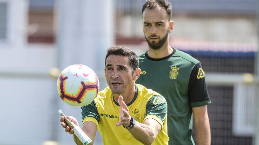 Jiménez y Deivid, uno de los cinco fichajes, esta mañana, en El Hornillo.