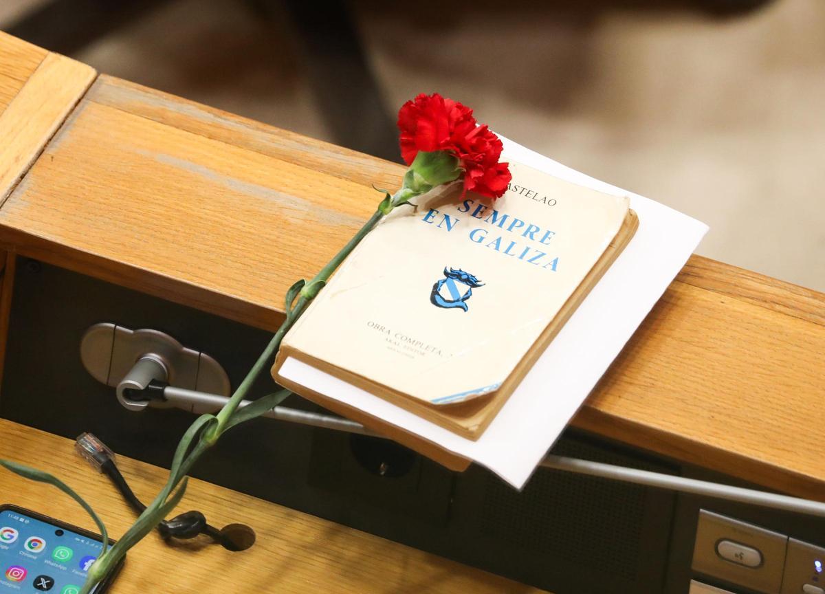 Un clavel junto a un ejemplar del ‘Sempre en Galiza’ en el escaño de un parlamentario nacionalista